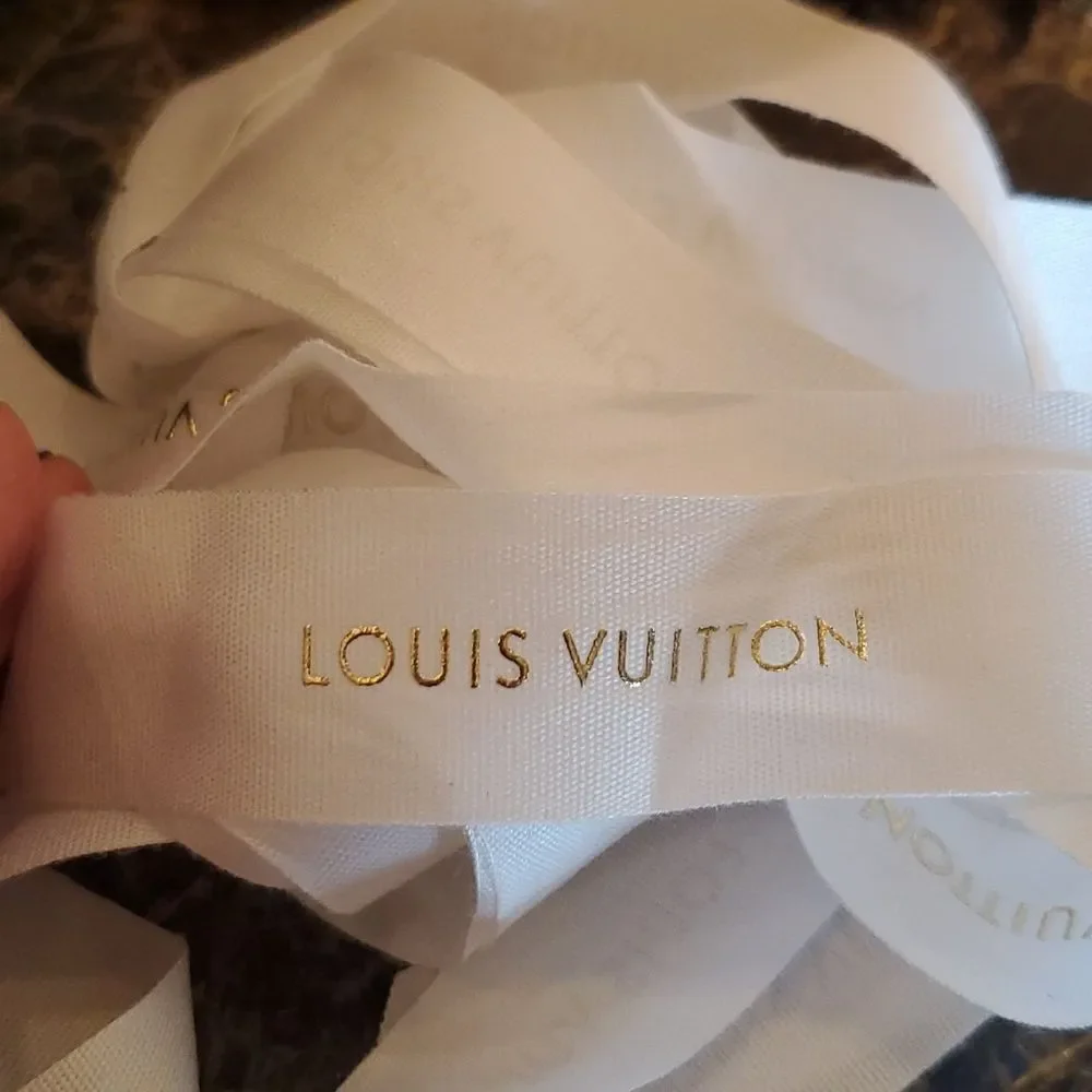 Louis Vuitton GIROLATA MAHINA NOIR Bag, Excellent Condition!NWT. Microchipped!